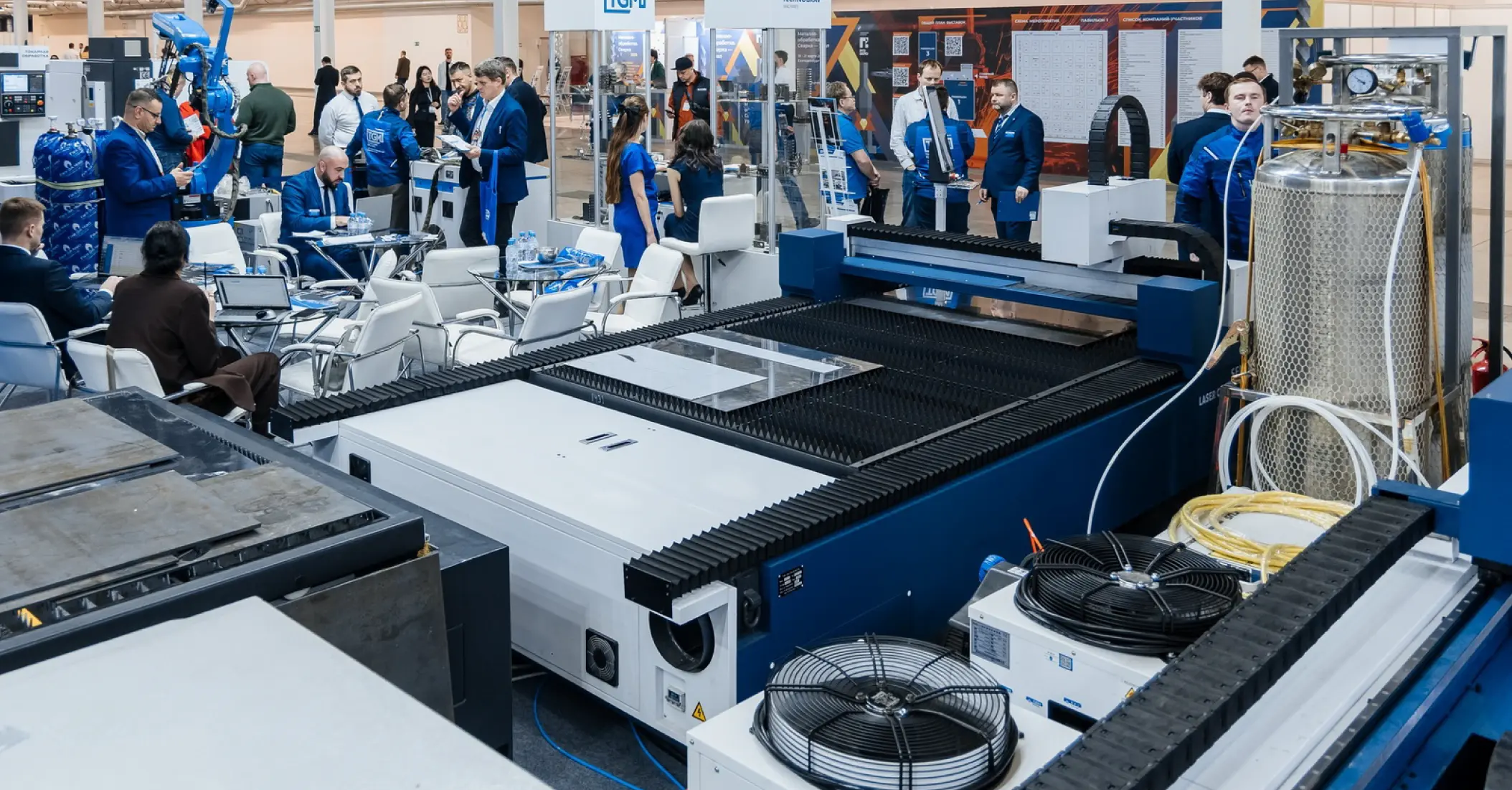 Showroom de Senfeng con clientes