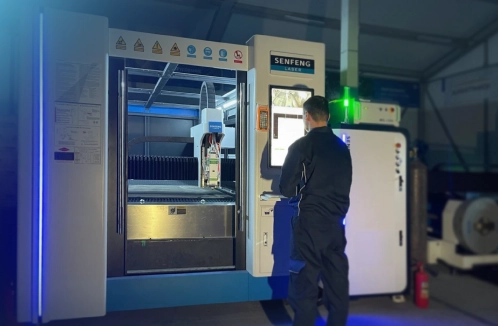 Máquina de precisión con operario