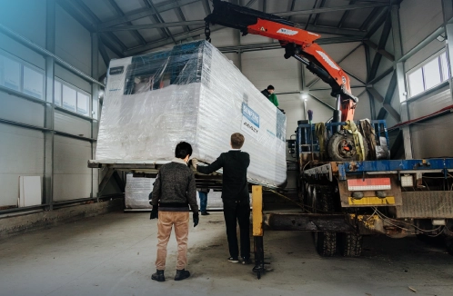 Grúa cargando maquinaria industrial