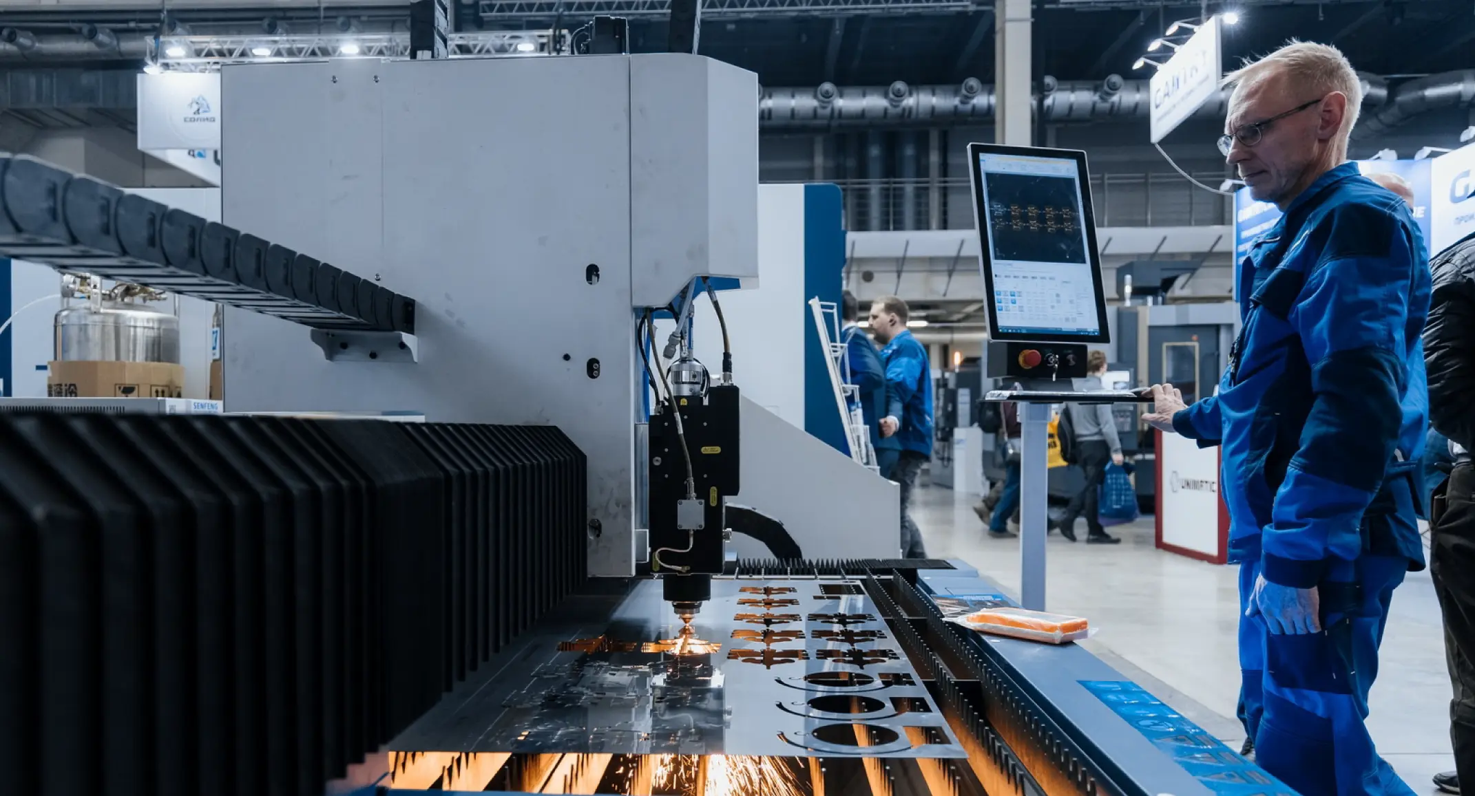 Técnico de Senfeng capacitando a un operario en una máquina de corte láser.